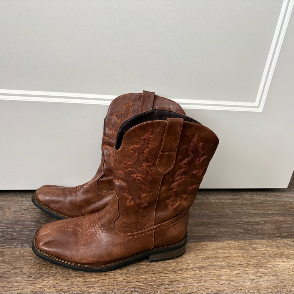 Men's Brown Western Cowboy Boots with Decorative Stitching - Picture 4 of 14